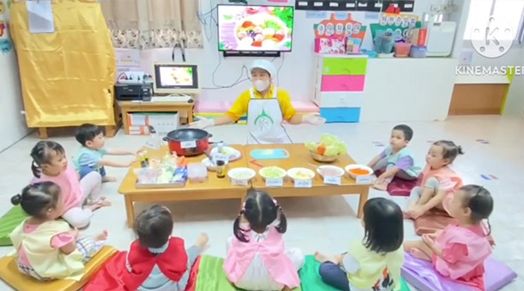 น้อง ๆ ได้ลงมือทำเมนู “แกงจืดเต้าหู้ไข่หมูสับ”